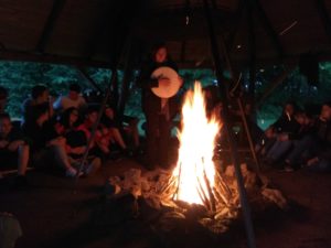 Menschen um ein Lagerfeuer; Lagerfeuer; Schulworkshop